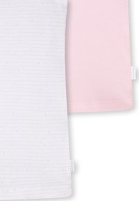 Deux bodys pour bébé pliés, l'un de couleur rose clair uni et l'autre blanc avec de fines rayures roses et de petites étoiles, tous deux avec des étiquettes de marque.