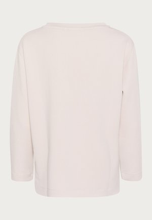 Ljus beige långärmad topp med rund halsringning och avslappnad passform. Mjuk, slät tyg utan mönster eller synliga hårdvarudetaljer.