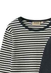 T-shirt à manches longues rayé en crème et marine foncé, avec une texture côtelée, un col rond et une étiquette portant la mention "WHEAT."