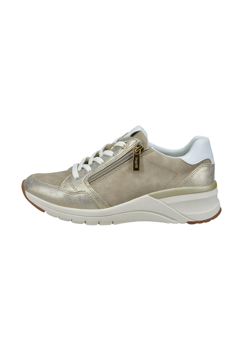 Sneaker mit einem Obermaterial aus metallischem Gold und Beige, weißen Akzenten, vorderem Schnürsenkel und einem seitlichen Reißverschluss. Dicke weiße Sohle mit hellbrauner Traction.