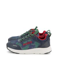 Les baskets présentent une tige synthétique marine avec des motifs camouflage verts, des accents rouges et des semelles en caoutchouc noires. Comprend des lacets verts et une languette arrière en boucle.