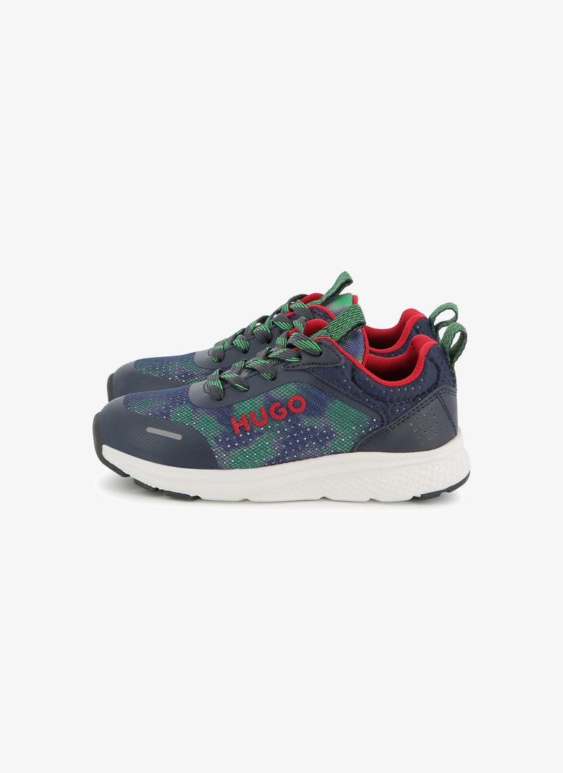 Les baskets présentent une tige synthétique marine avec des motifs camouflage verts, des accents rouges et des semelles en caoutchouc noires. Comprend des lacets verts et une languette arrière en boucle.