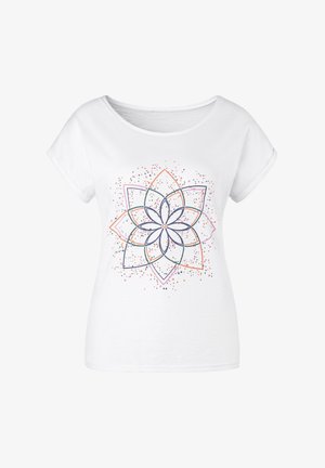Witte katoenen T-shirt met een meerkleuren lotus bloemenontwerp met stippen in roze, oranje en grijs op de witte achtergrond.