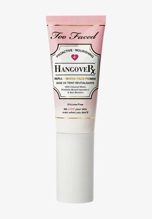 Le primer pour le visage réhydratant Hangover RX de Too Faced dans un tube rose et blanc. Présente des accents dorés, avec du texte détaillant les ingrédients et les avantages.