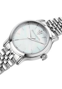 Orologio argento con un quadrante rotondo in madreperla bianca, lancette argentate e bracciale metallico a maglie. Presenta una corona sul lato.