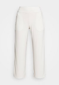 Bílé zkrácené kalhoty širokého střihu s elastickým pasem a jemnými předními kapsami, vystavené na jednolitém pozadí.