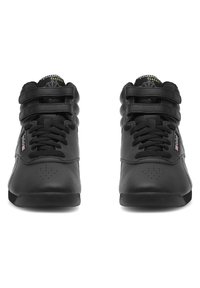 Mustast nahast kõrge lõikega sportijalatsid, millel on sile tekstuur, mitme nööri silmuse ja kummitaldadega. Peen perforatsioonid varvaste lähedal.