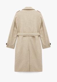 Beige wollen jas met een tailleband, gestructureerde schouders, zijzakken en knoopmanchetten. Glad, textuurstof met minimale naden.