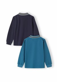 Dve majice z dolgimi rokavi, ena mornarsko modra in ena teal, obe z prugastimi rebrastimi ovratniki in manžetami, prikazane na beli podlagi.