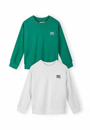 Dwie bluzy z długim rękawem i okrągłym dekoltem, jedna zielona, a druga biała, każda z napisem "GREAT DAYS. NEW ADVENTURE" na lewej górnej części klatki piersiowej.