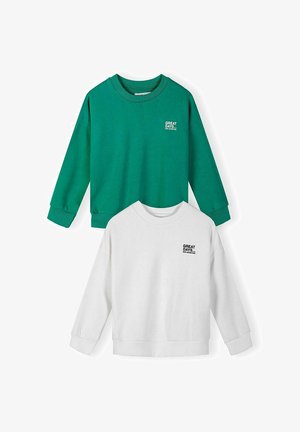 Zwei Sweatshirts mit Rundhalsausschnitt und langen Ärmeln, eines grün und eines weiß, jeweils mit dem Schriftzug "GREAT DAYS. NEW ADVENTURE" auf der oberen linken Brust.