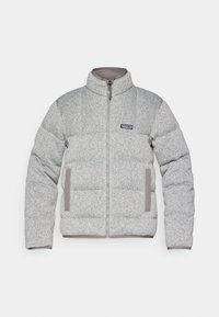 Grå pufferjacka med quiltat mönster, hög krage, framdragkedja och grå detaljer på fickorna. Tillverkad av strukturerad tyg.