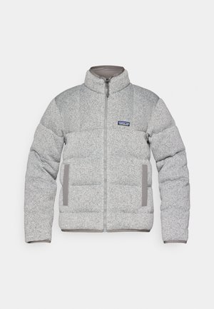 Giacca a vento grigia con design trapuntato, colletto alto, cerniera frontale e dettagli grigi sulle tasche. Realizzata in tessuto testurizzato.