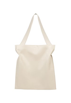 Cremfarbene Leder-Tote mit einem lässigen Design, zwei flachen Schulterriemen und einem dezenten eingeprägten Logo am Boden. Glatte Textur.