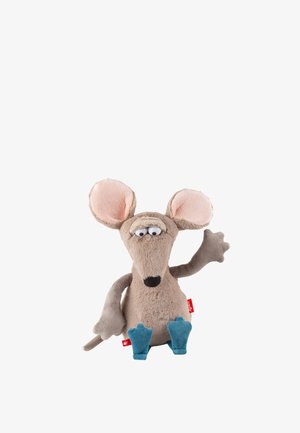 Plüschgraue Maus mit großen rosa Ohren, blauen Füßen, schwarzer Nase und erhobener rechter Pfote, sitzt vor weißem Hintergrund.