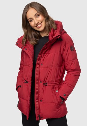 Rode gewatteerde parka met een capuchon, voorzien van rits- en drukknoopsluitingen, verstelbare koordjes in de taille en zijvakken. Soepele textuur.