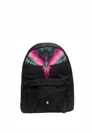 Zaino nero con un grande motivo di ali di uccello colorate in rosa, verde e viola che si estende sulla parte superiore del pannello anteriore.