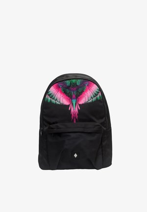 Zaino nero con un grande motivo di ali di uccello colorate in rosa, verde e viola che si estende sulla parte superiore del pannello anteriore.
