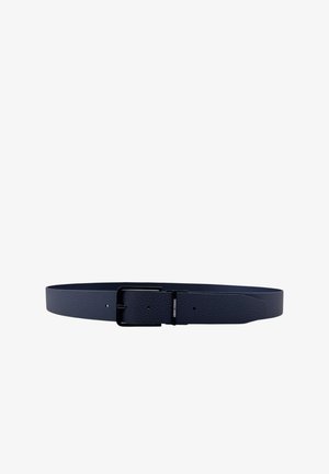 Cintura blu navy realizzata in materiale testurizzato con una fibbia in metallo nero, dotata di fori per la regolazione e un design con estremità appuntita.