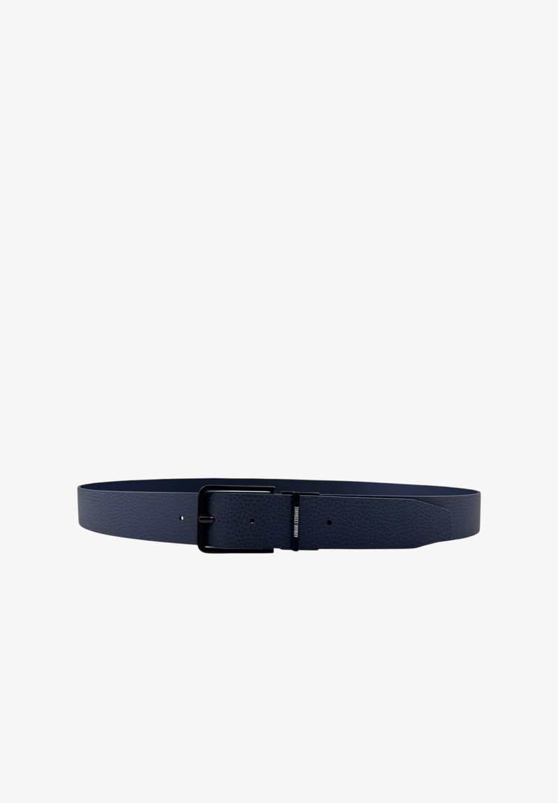 Cintura blu navy realizzata in materiale testurizzato con una fibbia in metallo nero, dotata di fori per la regolazione e un design con estremità appuntita.