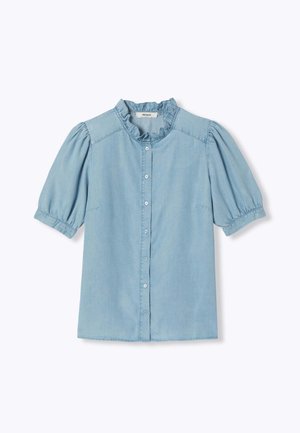 Blouse bleu clair à manches courtes avec col à volants et fermeture boutonnée devant, en tissu type denim.