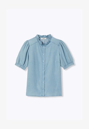 Blouse bleu clair à manches courtes avec col à volants et fermeture boutonnée devant, en tissu type denim.