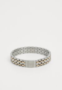 Bracelet en métal aux teintes argentées et dorées, composée de maillons entrelacés avec une texture lisse et un fermoir marqué "BOSS."
