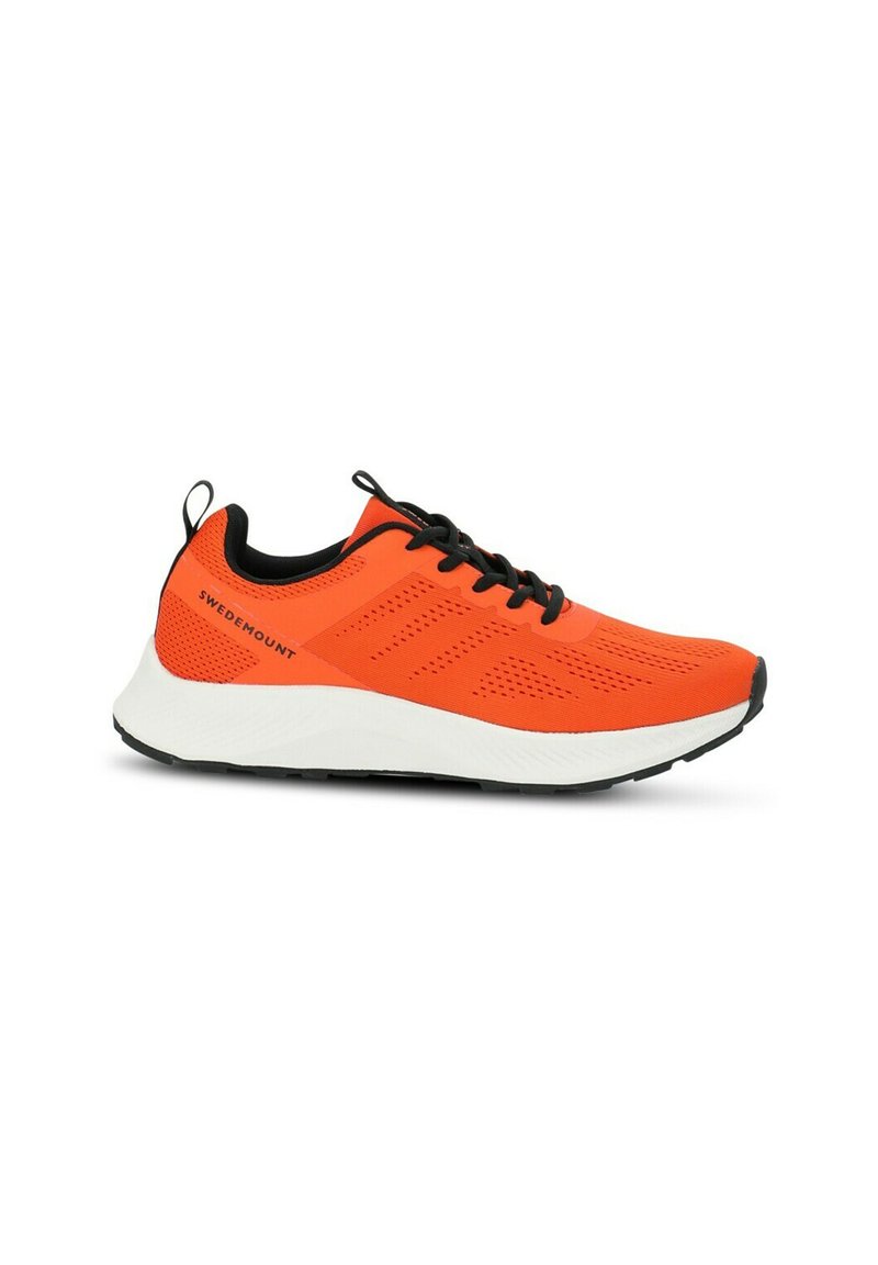 Scarpa sportiva di un vivace arancione con una parte superiore in rete traspirante, lacci neri e una suola bianca imbottita. Include un passante sul tallone.