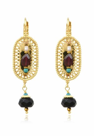 Boucles d'oreilles goutte en ton doré avec une filigrane délicate, ornées de pierres rouges en forme de goutte, de petites perles blanches et turquoise, ainsi que de pendentifs noirs facettés.