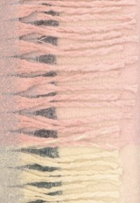 Strikstof i bløde pastelnuancer af pink, gul og grå med frynsede kanter; har en tekstureret, fyldig overflade.