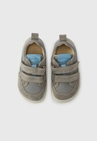 Chaussures en daim gris et mesh avec des accents bleus, dotées de deux sangles velcro et d'une semelle en caoutchouc légère. Bout arrondi et design supérieur texturé.