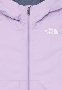 Ljubičasta jakna na zip s kapuljačom, s srebrnim zipom i bijelim logotipom The North Face na gornjem desnom dijelu prsa.