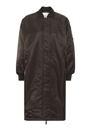 Lungo cappotto bomber nero con texture trapuntata, polsini a costine, zip, tasche laterali e colletto alla coreana. Materiale liscio e lucido.