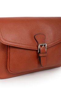 Borsa in pelle marrone con finitura texturizzata, chiusura a pattina e accentuazione in metallo argento. Presenta cuciture a contrasto e un design snello.