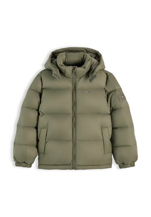 Giacca imbottita verde oliva con cappuccio, zip frontale, tasche laterali, polsini elasticizzati e piccolo logo sul petto e sulla manica sinistra.