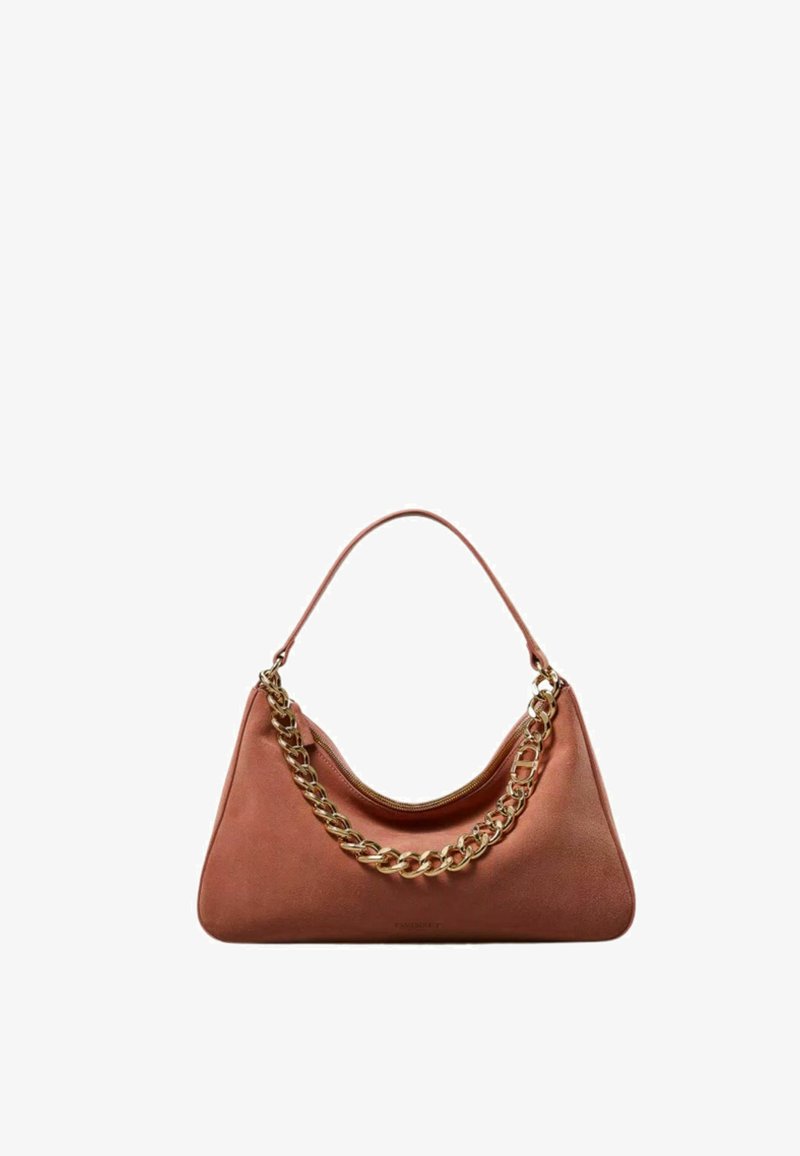 Borsa a spalla in pelle marrone dalla forma triangolare curva, con una tracolla in catena dorata e una texture liscia. Chiusura con zip nella parte superiore.