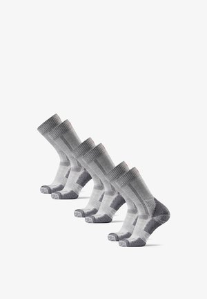 Calzini grigi disposti in fila, con un bordo a coste, un design a motivi e punta e tallone rinforzati per una maggiore durabilità.