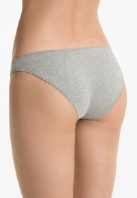 Grijze katoenen bikinibroek met een eenvoudig ontwerp. Heeft een lage taille, schone naden en een zachte textuur, geschikt voor dagelijks gebruik.