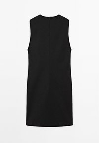 Schwarzes ärmelloses Kleid aus einem glatten Stoff, mit Rundhalsausschnitt und verdecktem Reißverschluss an der Rückseite. Schlichtes, ungeschmücktes Design.