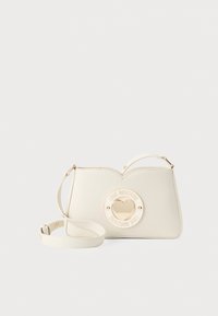 Borsa a spalla crema con emblema dorato a forma di cuore e testo "LOVE MOSCHINO", dotata di tracolla regolabile su sfondo bianco.