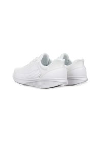 Zapatillas deportivas blancas con una parte superior sintética lisa, acentos de tela texturizada, suela acolchada y un diseño aerodinámico.