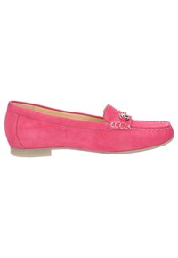 Rosa Wildleder Slipper mit gesteppten Details und dekorativen Metallakzenten. Flache beige Sohle. Seitenansicht, die das schlanke Design zeigt.