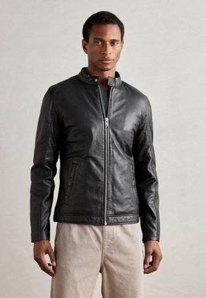 Zwarte leren jacket met een staande kraag, een rits aan de voorkant, zijzakken en een aansluitend design. Gladde textuur met minimale details.