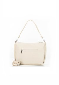 Beżowa skórzana torebka o teksturowanej powierzchni, z zamkiem błyskawicznym z przodu oraz odpinanym paskiem z ćwiekami.