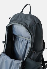 Ciemnoszary plecak z otwartą główną komorą, ukazujący wyściełaną kieszeń na laptopa i wewnętrzne organizery.