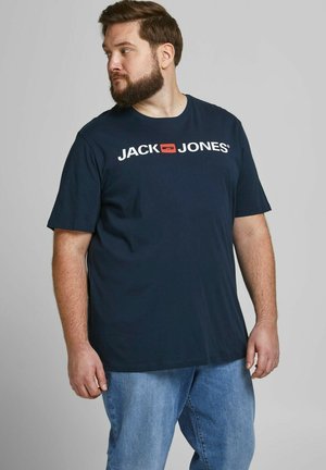 Navyblaues T-Shirt mit kurzen Ärmeln, das ein weißes "JACK & JONES"-Logo auf der Brust und einen kontrastierenden roten Quadratakzent zeigt.