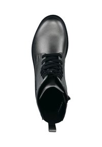 Schwarze Leder-Stiefelette mit glatter Textur, runder Schuhspitze, schwarzen Schnürsenkeln und einer Zuglasche an der Rückseite für einfaches An- und Ausziehen.