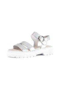 Zilveren metallic sandalen met drie brede banden, een ronde neus en een witte chunky zool. Heeft een ronde metalen accent op de enkelband.