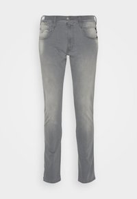 Pantalones vaqueros de denim gris con un corte recto, que cuentan con una cremallera, cinco bolsillos y un sutil efecto de desgaste en la parte frontal. Diseño clásico y textura suave.