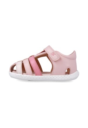 Sandalias para niñas pequeñas en color rosa con diseño de punta abierta, que cuentan con múltiples tiras y un cierre de Velcro. Suela de goma blanca con superficie texturizada.